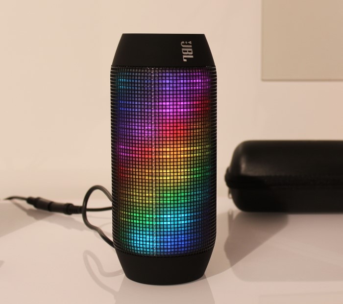 Колонки разных форм. Портативная акустика creative muvo 10. Маленькие колонки. Акустическая система boston acoustics a 360. Музыкальная колонка кимисоqs 7801.